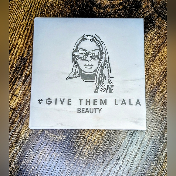 5/75$ GIVE THEM LALA BEAUTY Pressed Highlighter in Showstopper - Picture 5 of 13
